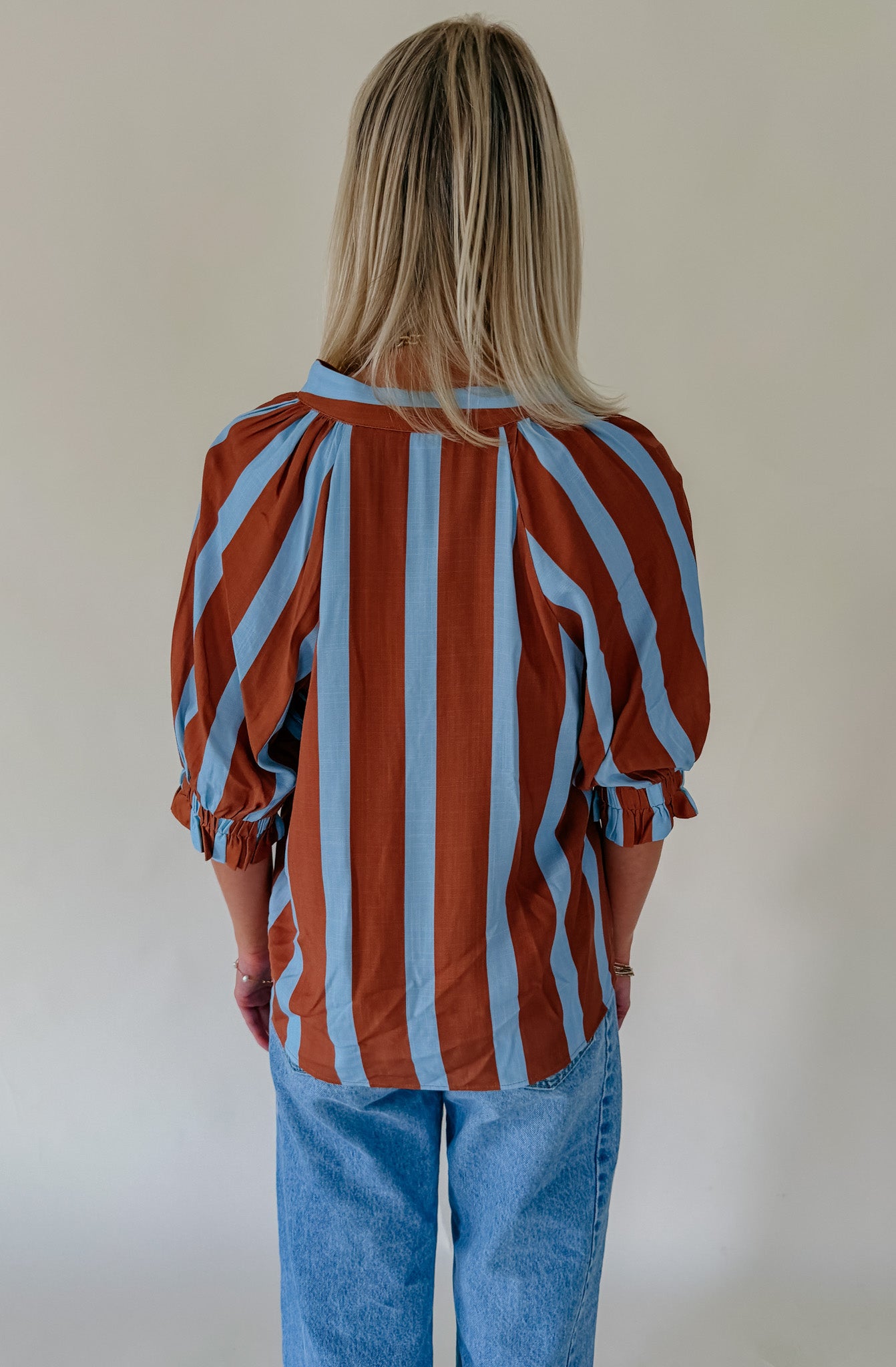 ICED LATTE STRIPED BLOUSE