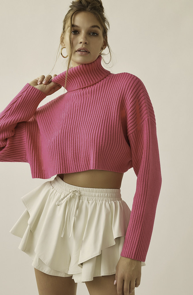 SMOOTH MOVE CROPPED SWEATER
