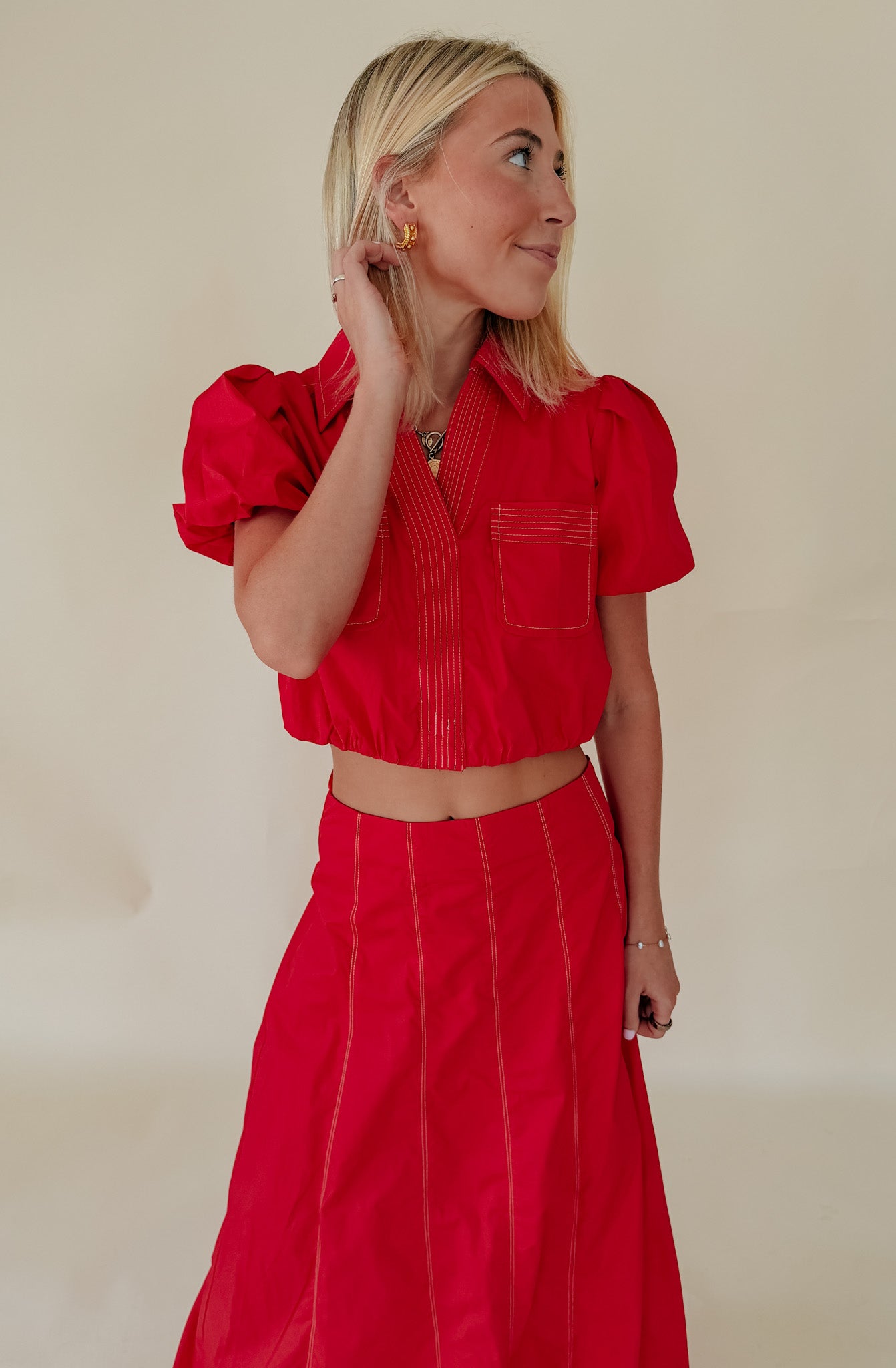 TAILGATE TIME CROPPED POPLIN BLEND TOP