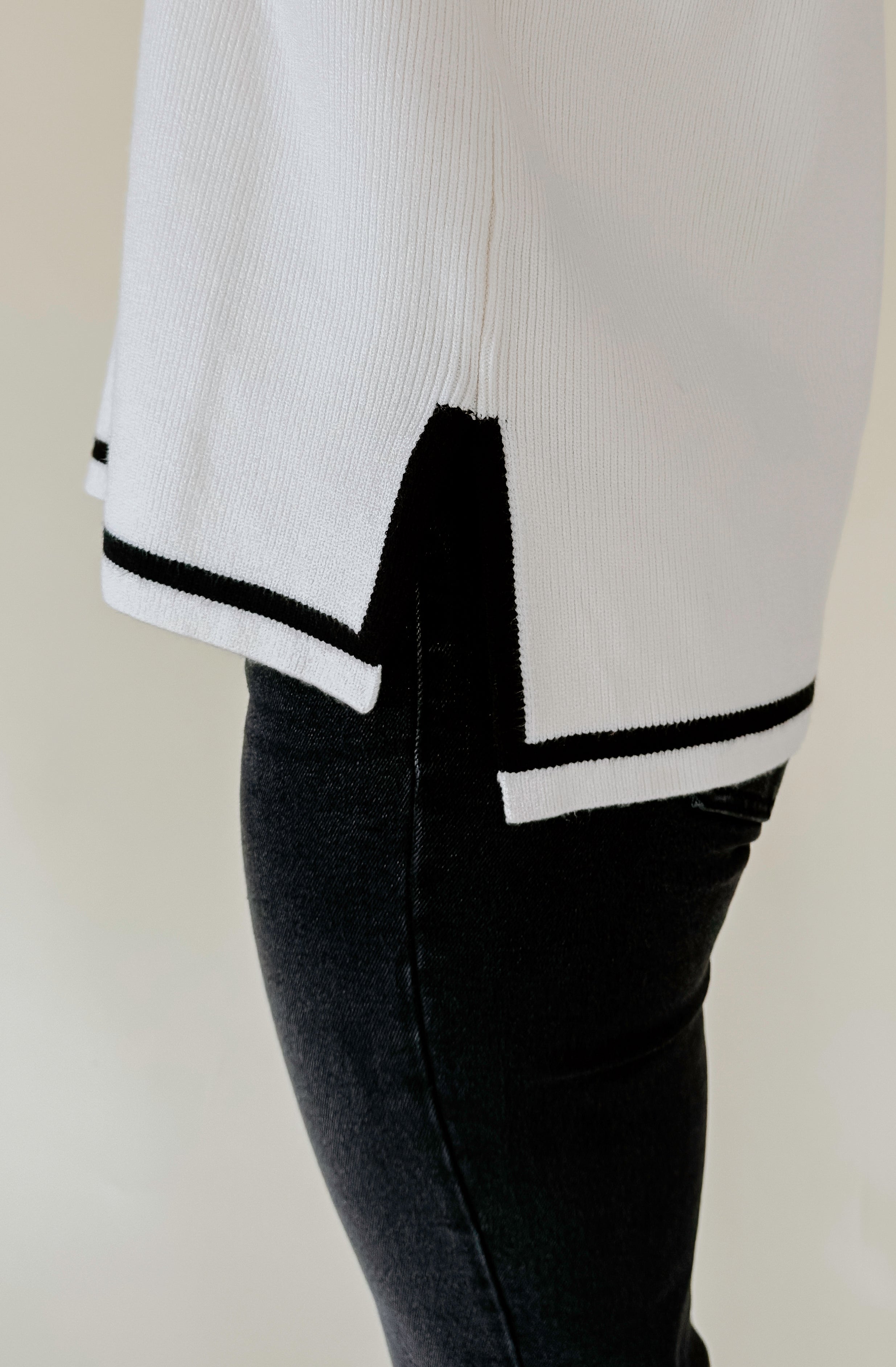 ON THE CONTRAST RIBBED SWEATER TEE