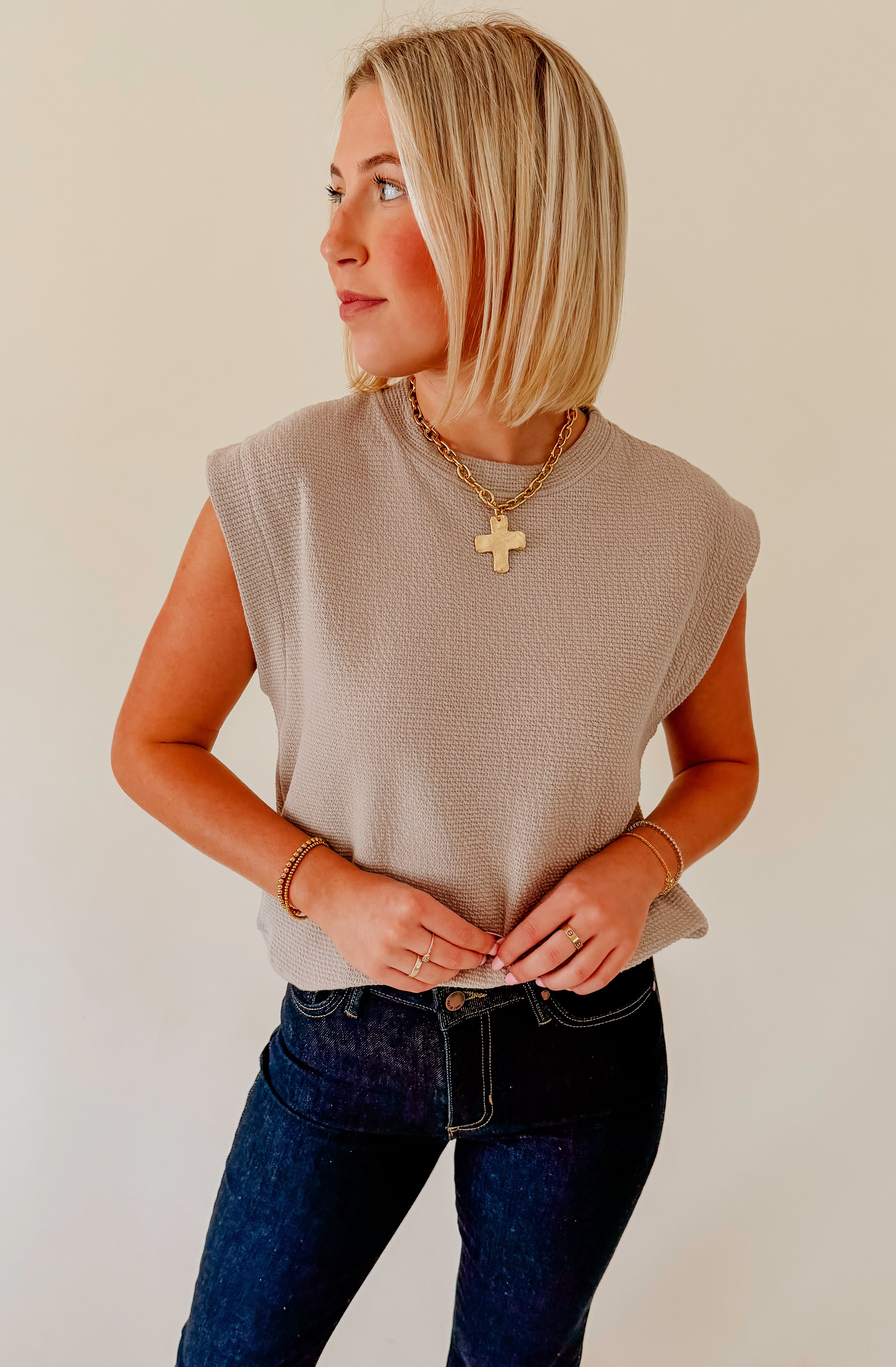 ON THE GO RELAXED MUSCLE TEE