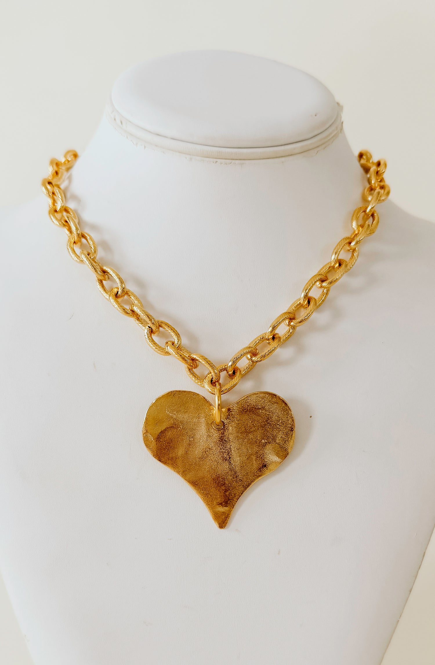 SUSAN SHAW SOLID HEART NECKLACE