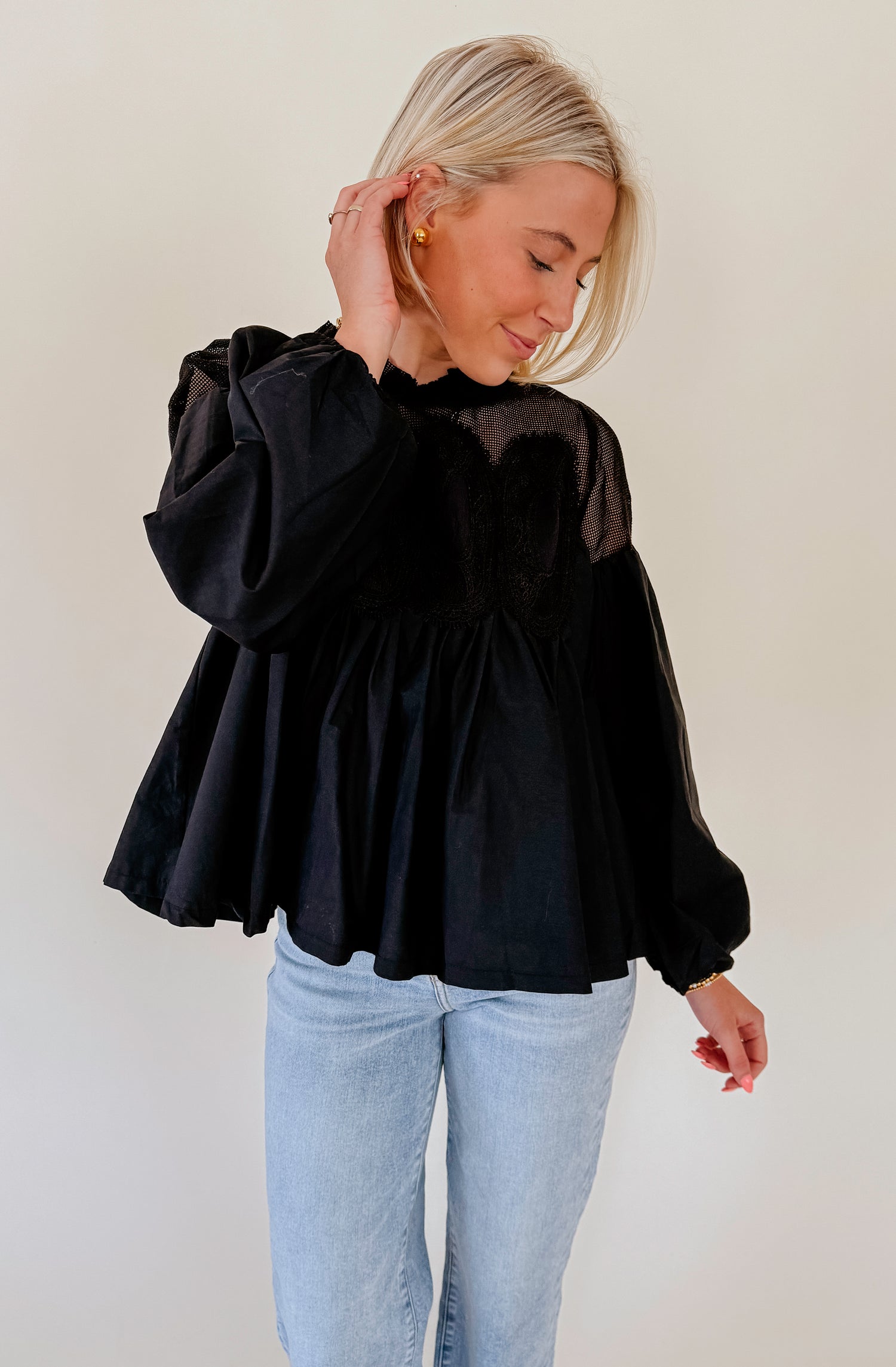 MESHED WELL BLOUSE