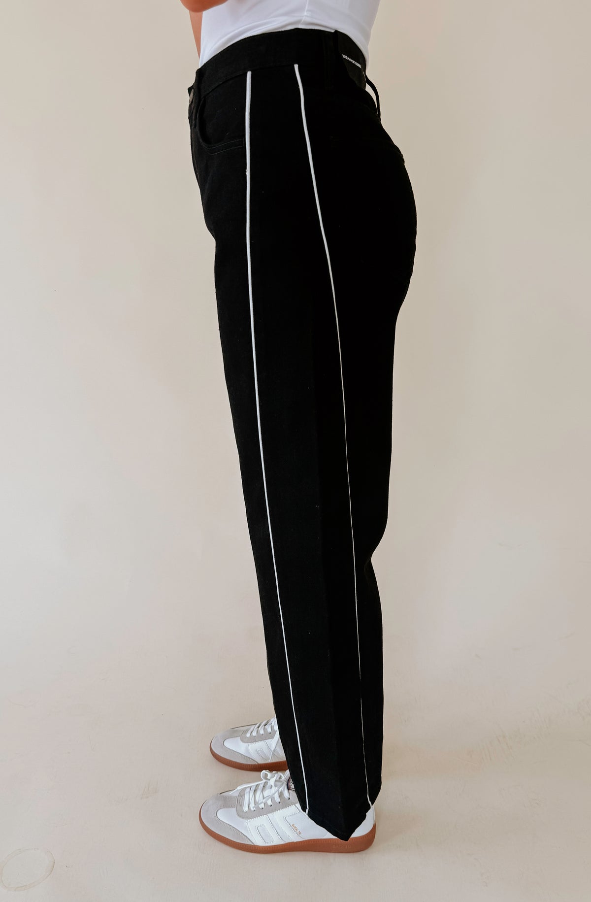 JUST BLACK BARREL JEAN TWIST
