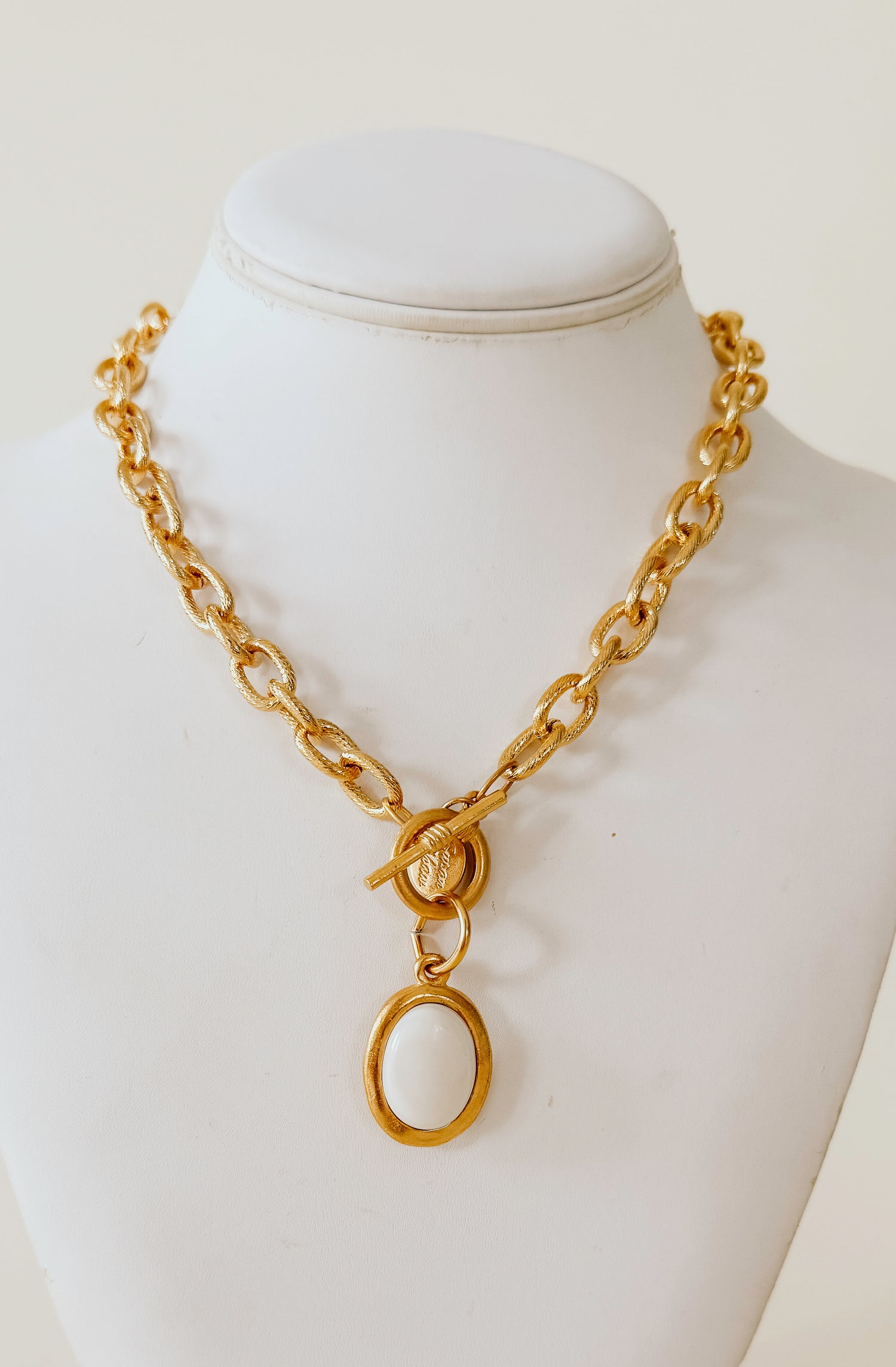 SUSAN SHAW MOTHER OF PEARL CABOCHON TOGGLE NECKLACE