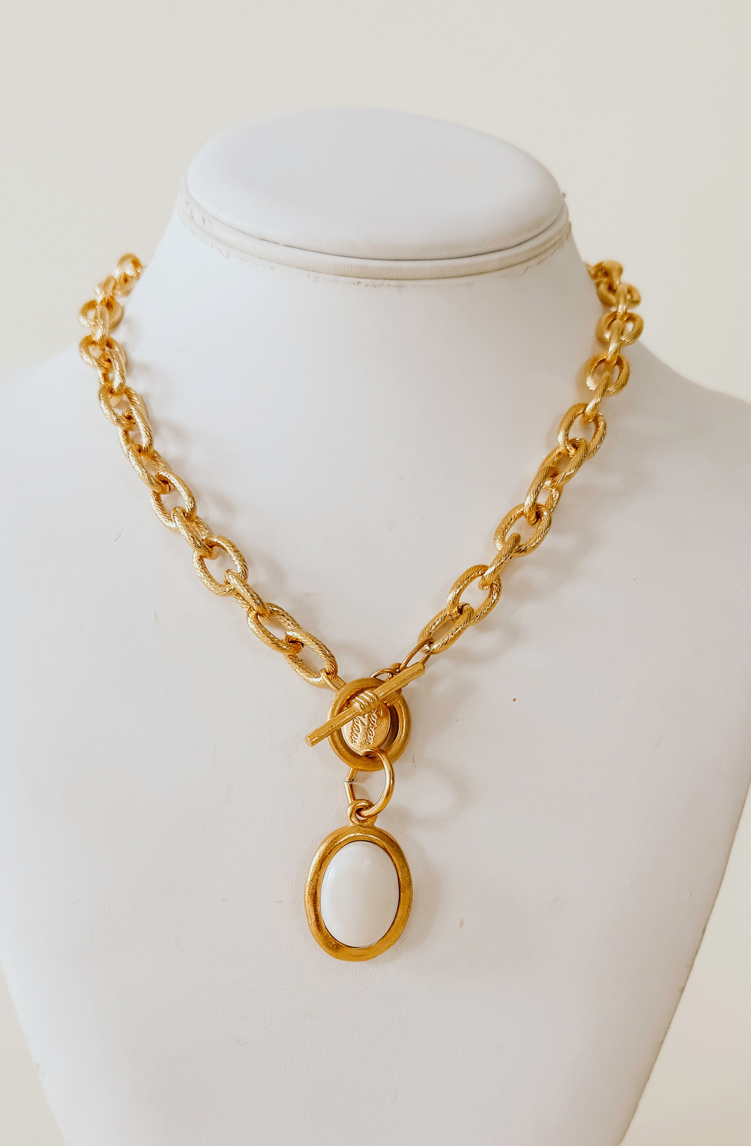 SUSAN SHAW MOTHER OF PEARL CABOCHON TOGGLE NECKLACE