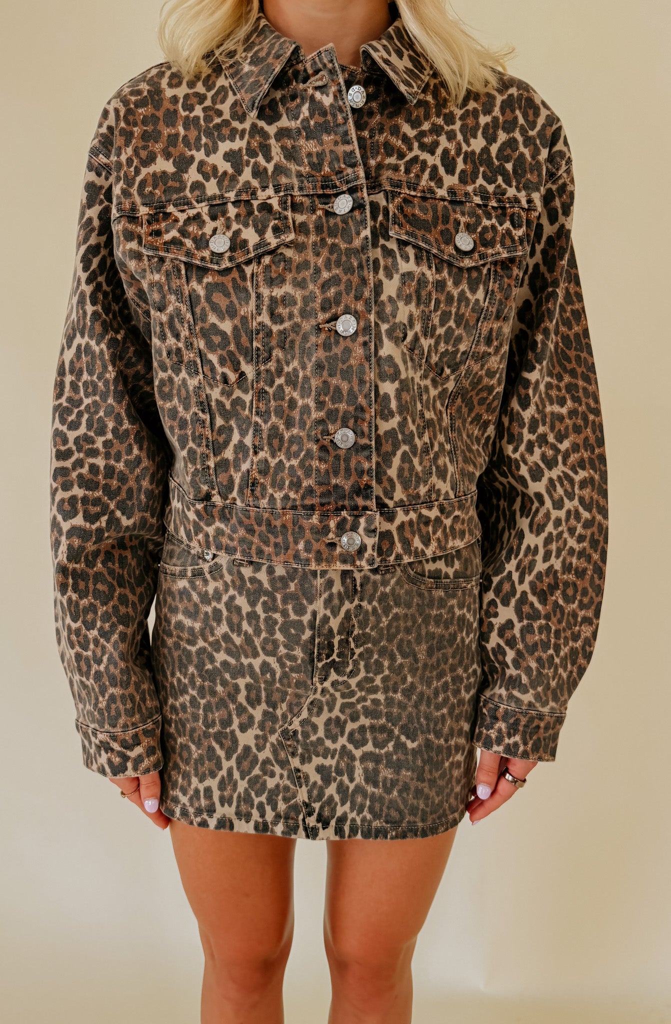DAZE DEL MAR CROPPED TRUCKER JACKET IN COOL CAT