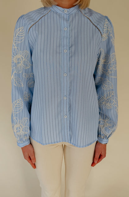 BLENDS WELL BUTTONED BLOUSE