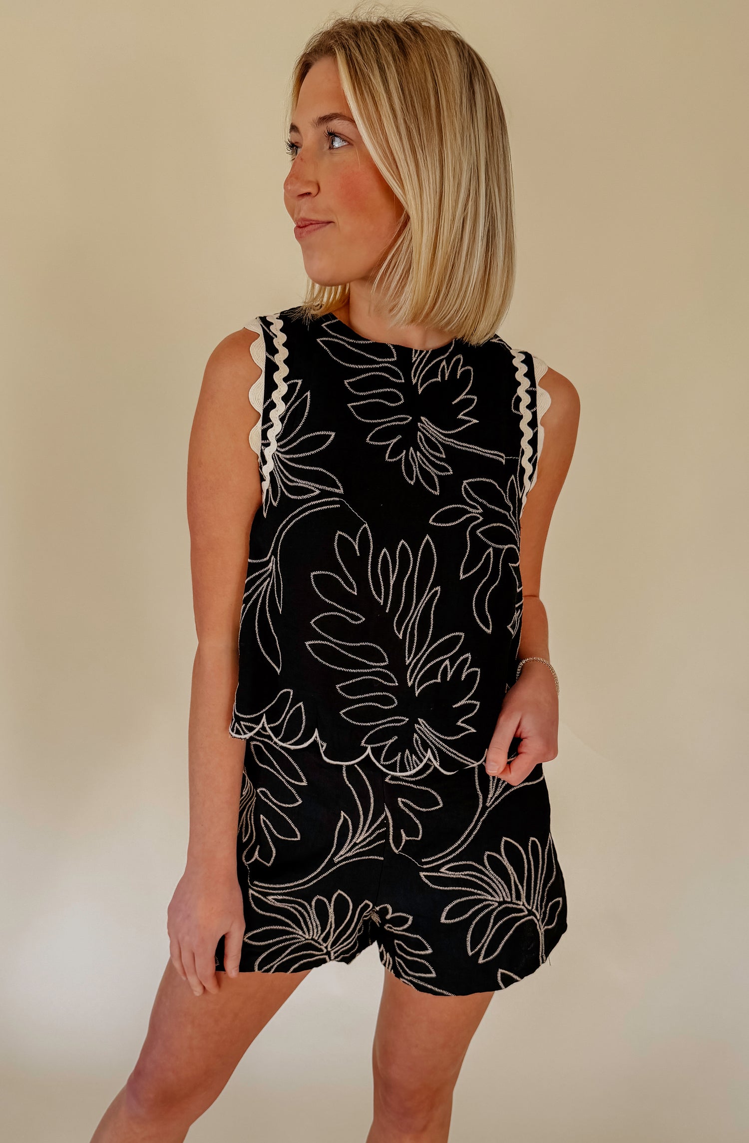 OUT OF OFFICE FLORAL SHORT