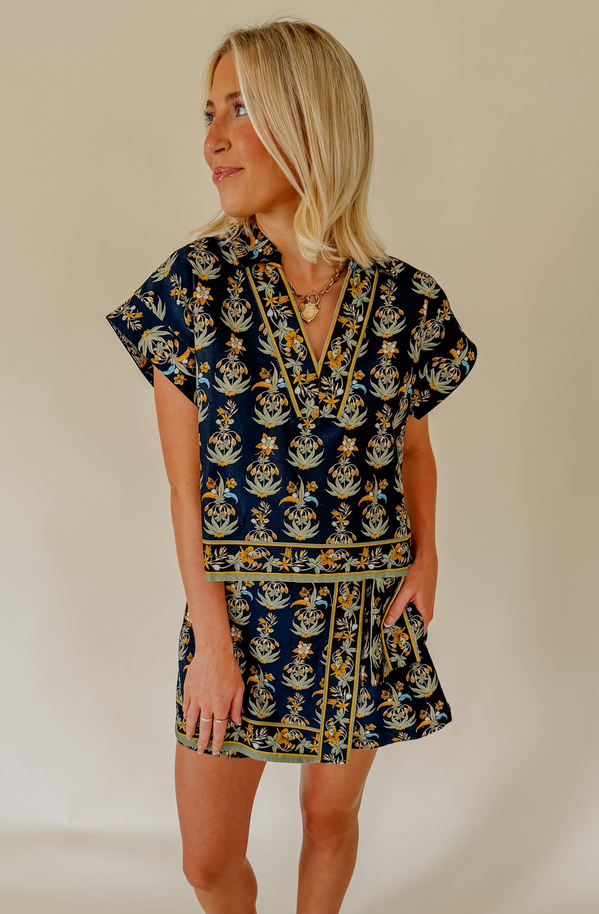 MIXED BLOOMS CROPPED BLOUSE