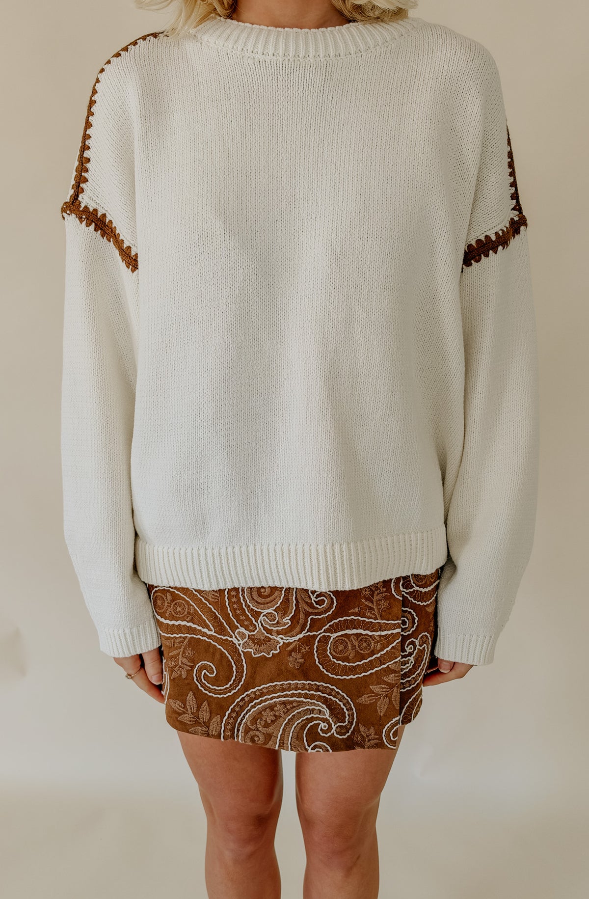 CONTRAST STITCH CREWNECK SWEATER
