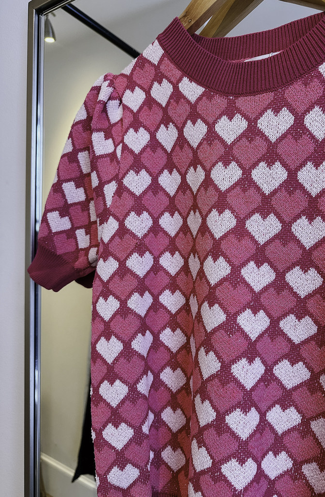 QUEEN OF HEARTS PUFF SLEEVE SWEATER