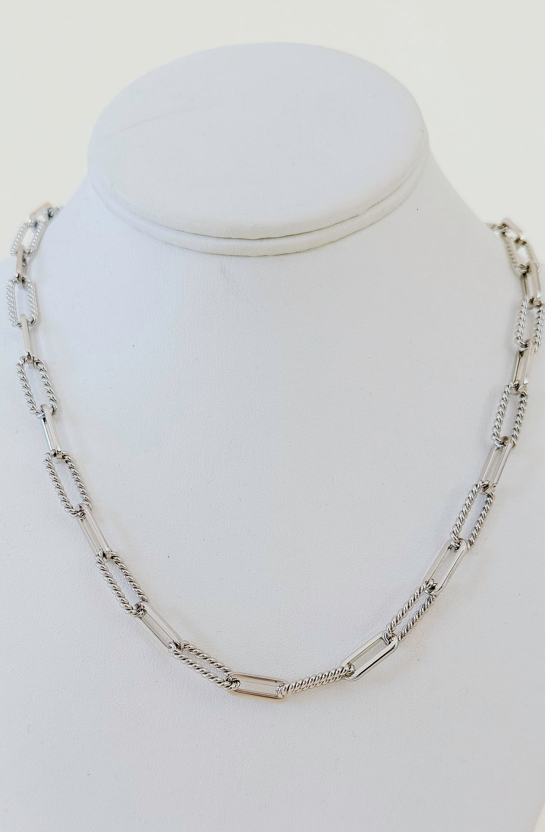 BRENDA GRANDS SILVER TWISTED LINK NECKLACE