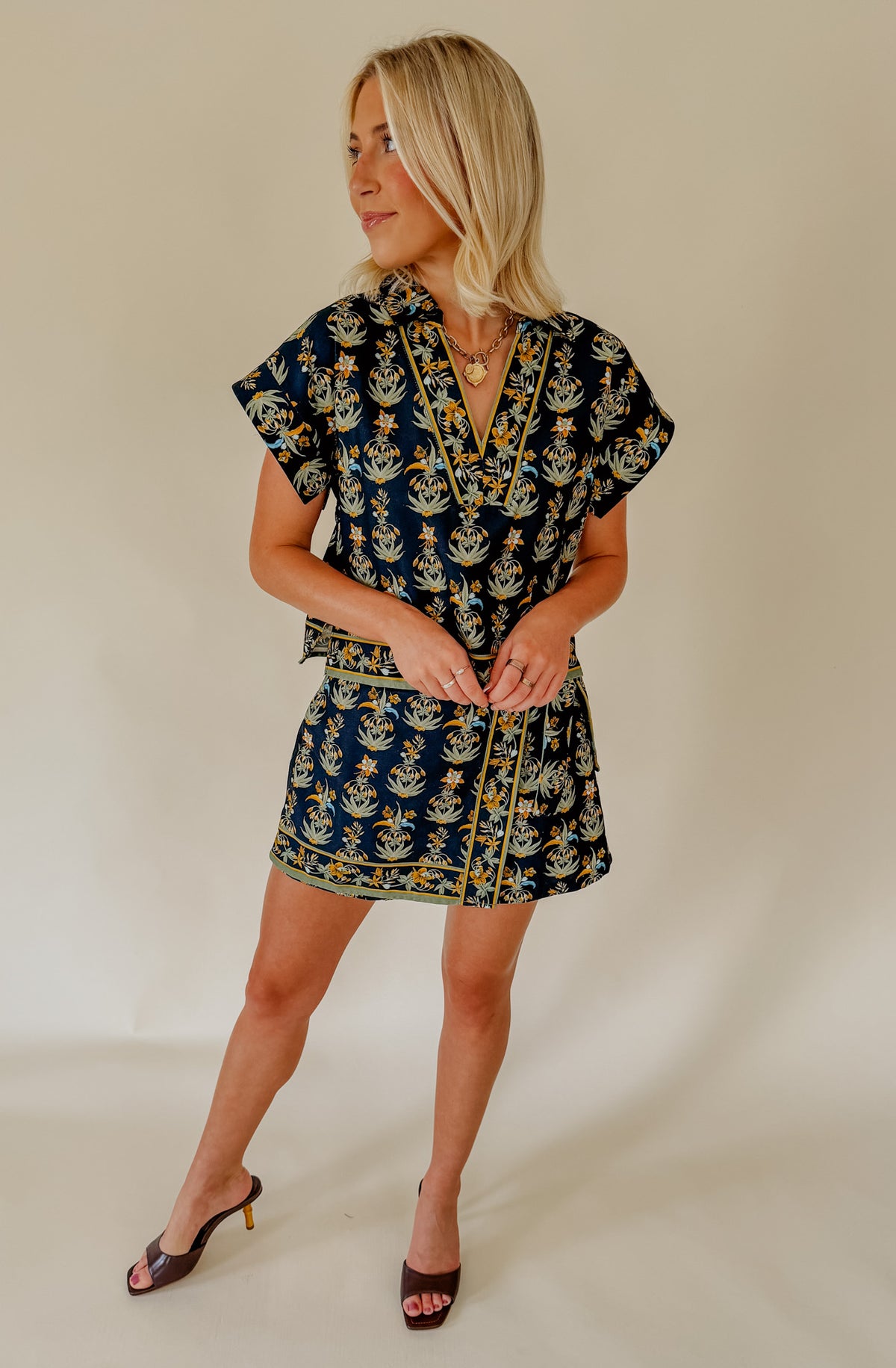 MIXED BLOOMS CROPPED BLOUSE