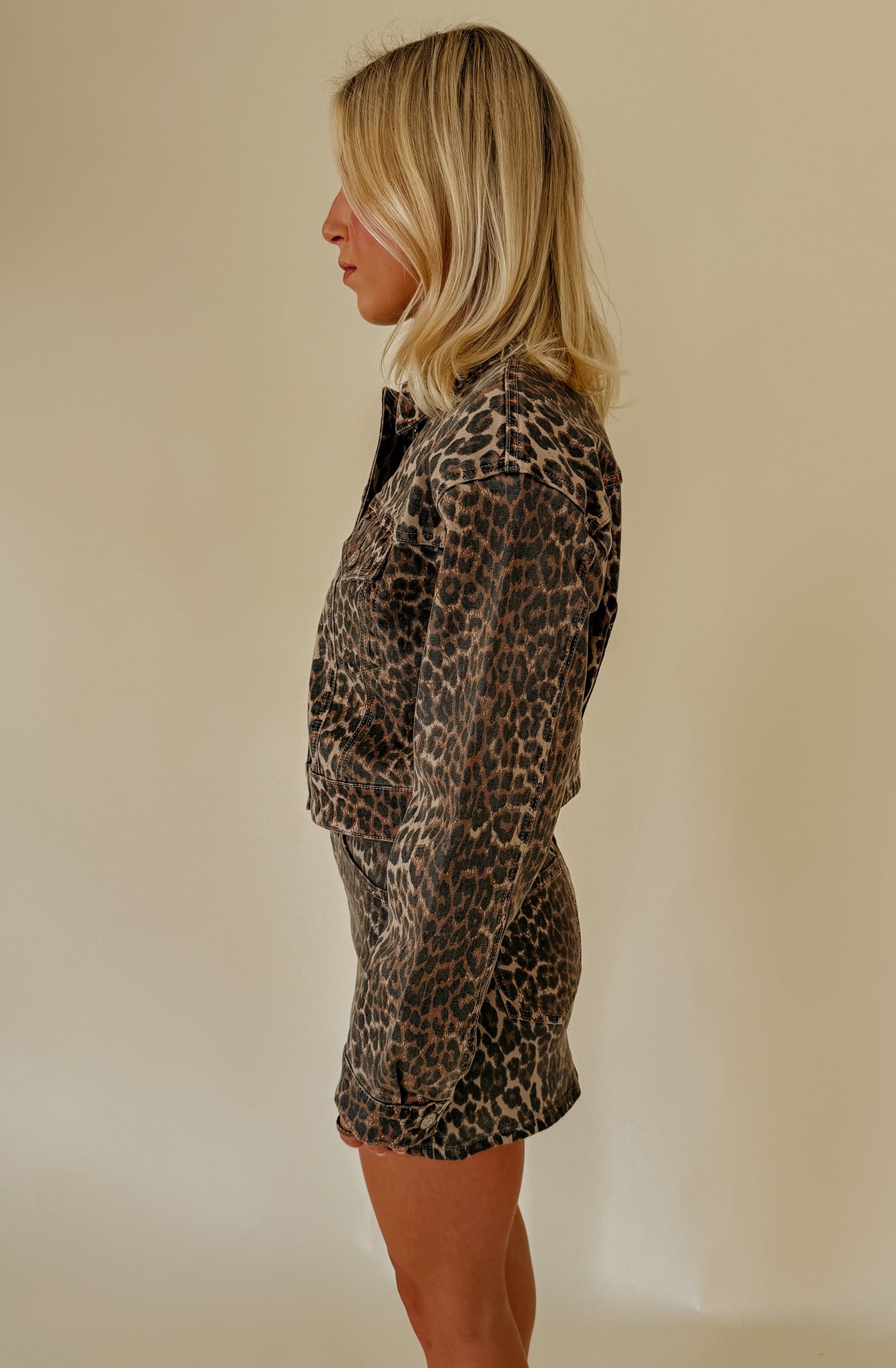 DAZE DEL MAR CROPPED TRUCKER JACKET IN COOL CAT