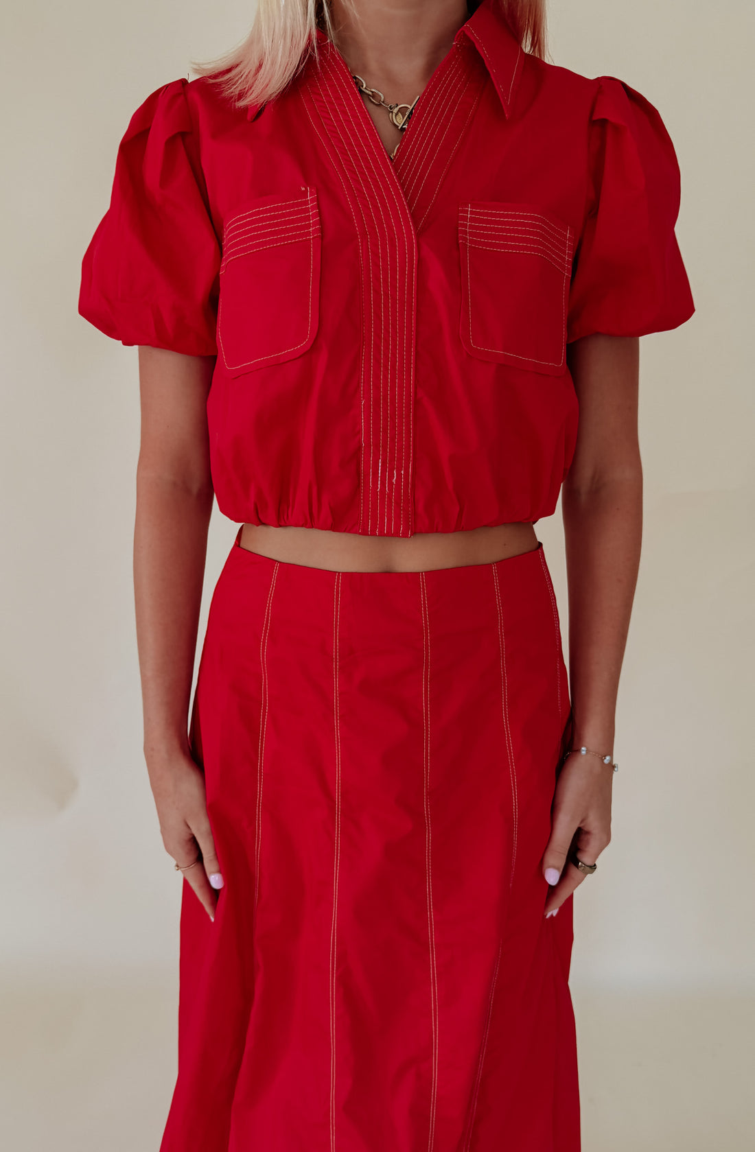 TAILGATE TIME CROPPED POPLIN BLEND TOP