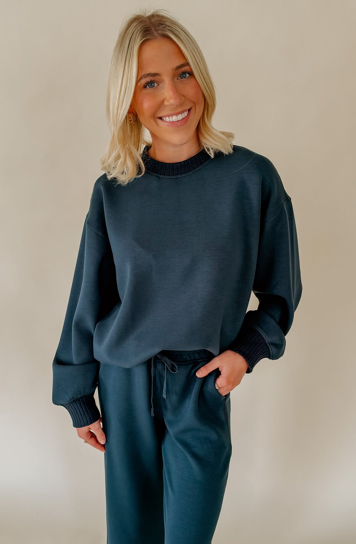 LIGHT AS AIR BASIC CREW NECK PULLOVER
