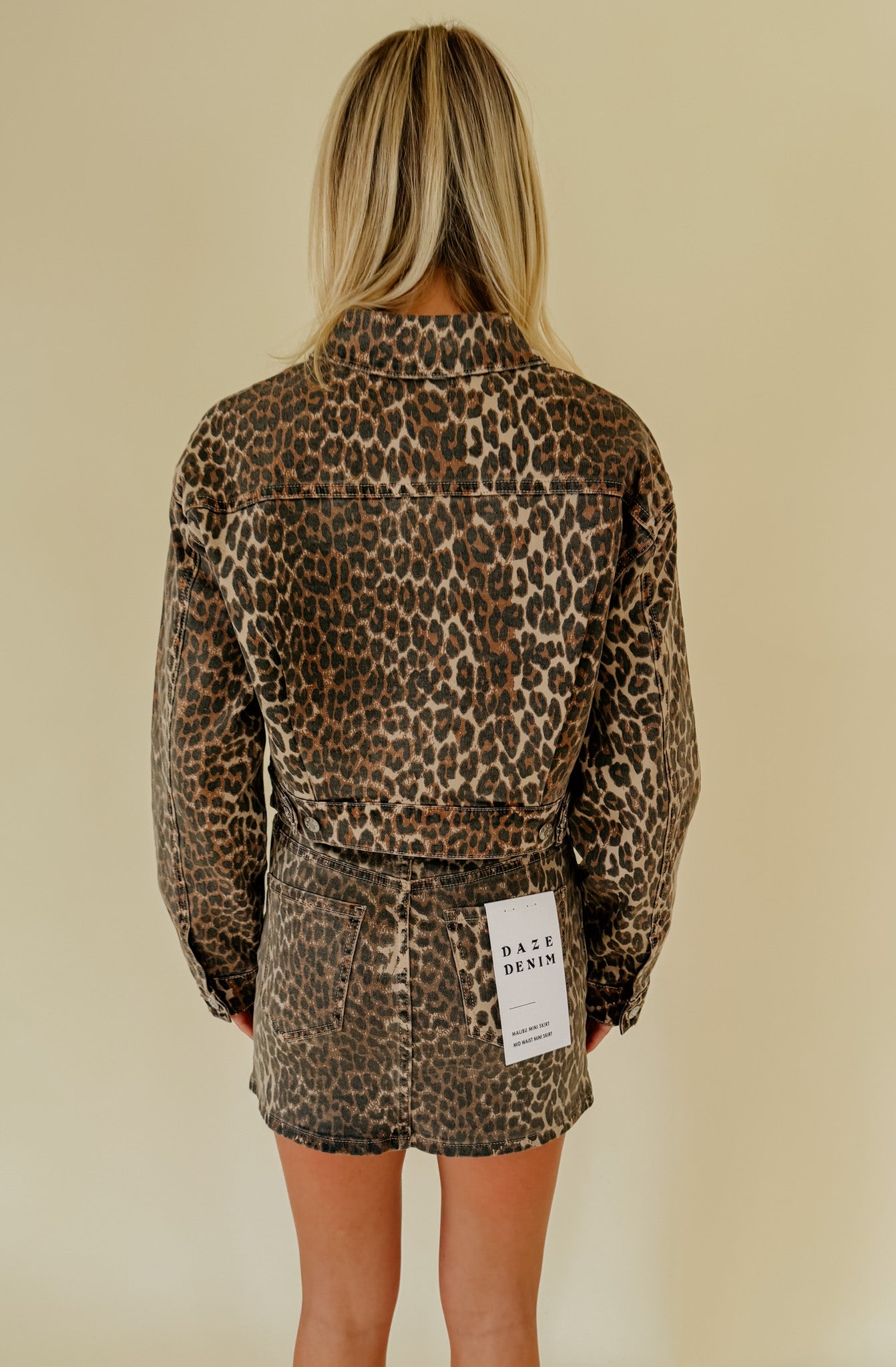 DAZE DEL MAR CROPPED TRUCKER JACKET IN COOL CAT