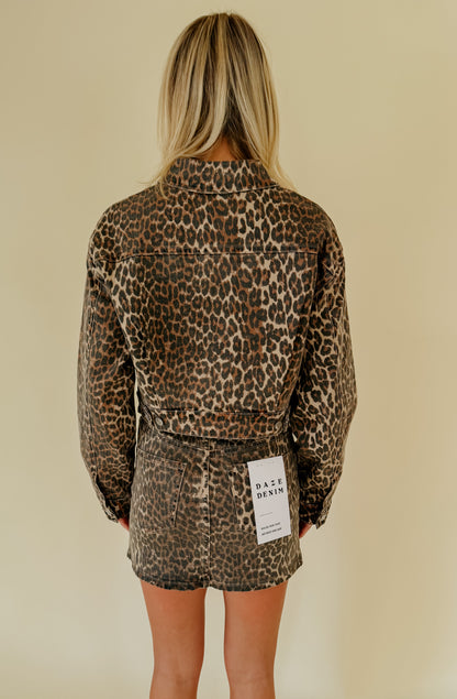DAZE DEL MAR CROPPED TRUCKER JACKET IN COOL CAT