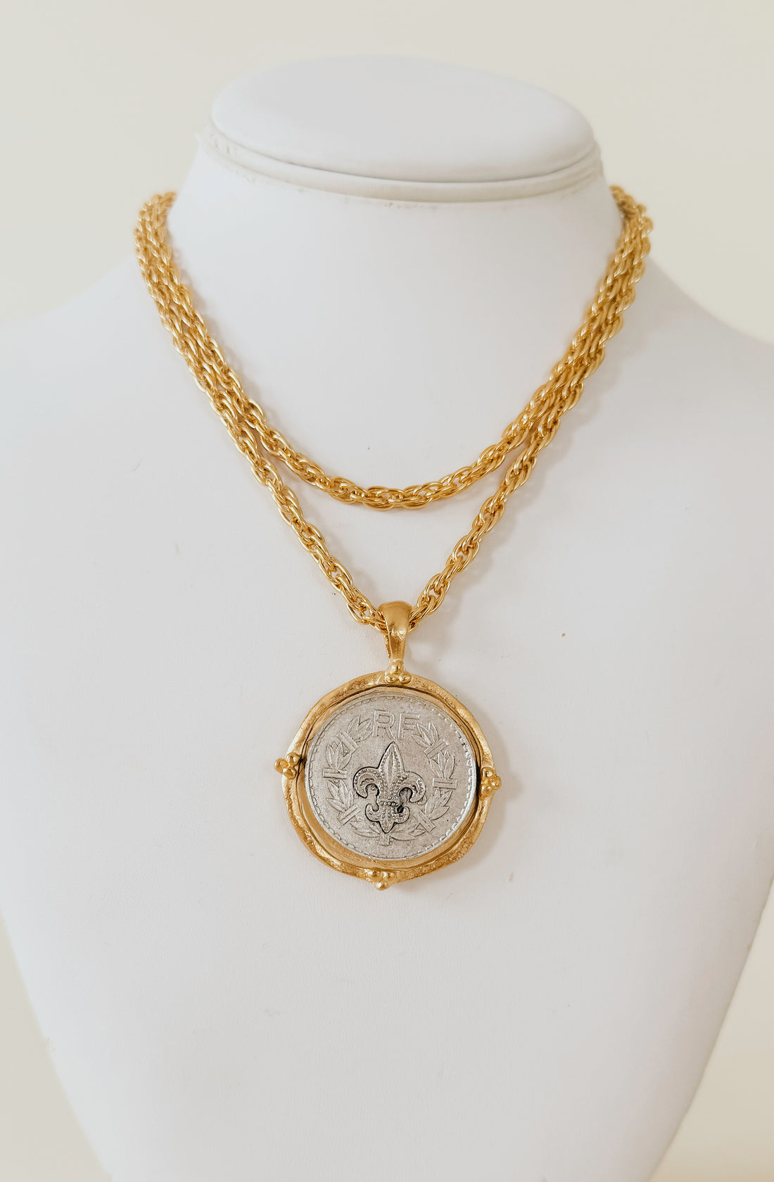 SUSAN SHAW LONG COIN PENDANT NECKLACE