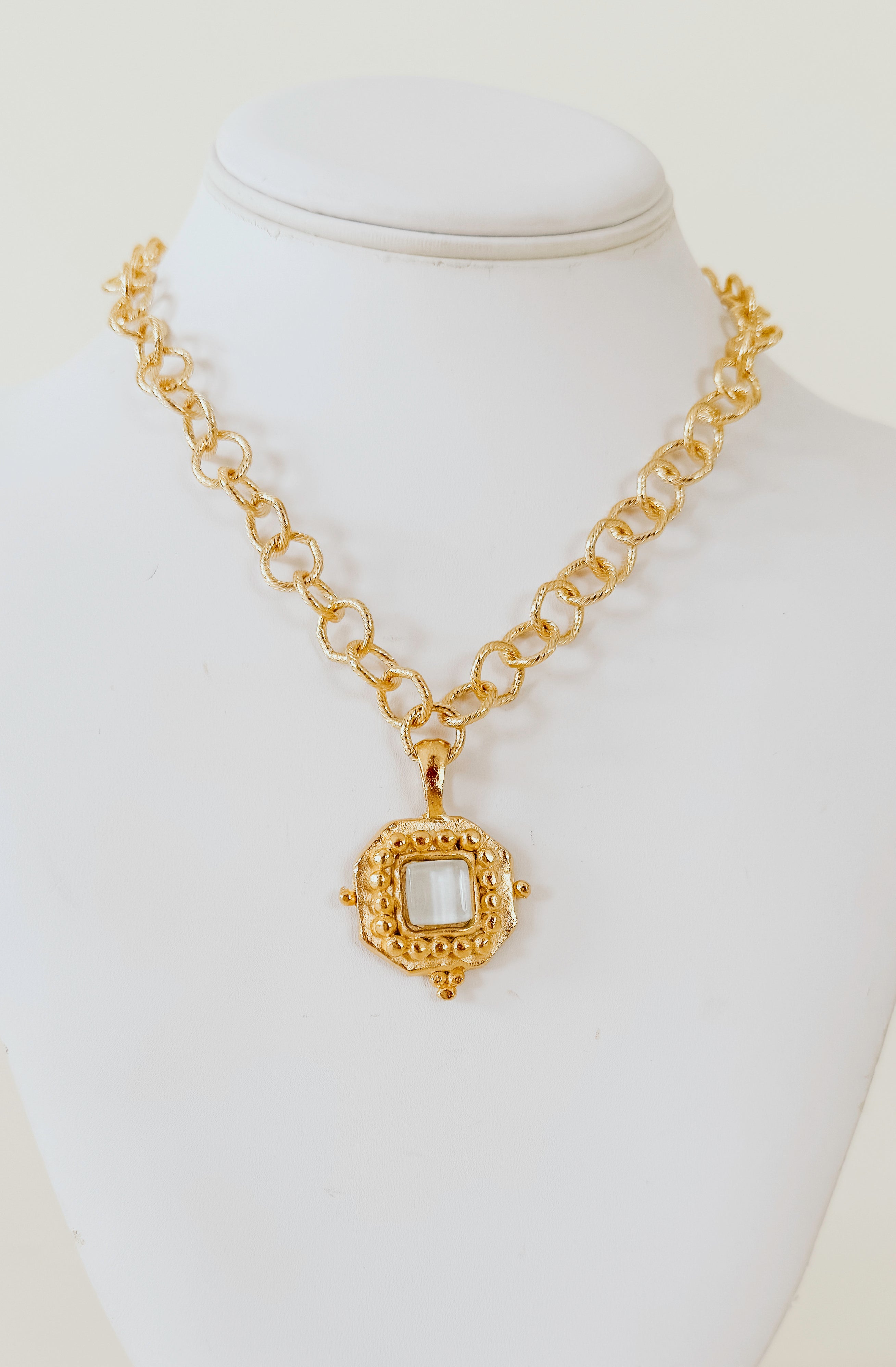 SUSAN SHAW WHITE FRENCH GLASS NECKLACE