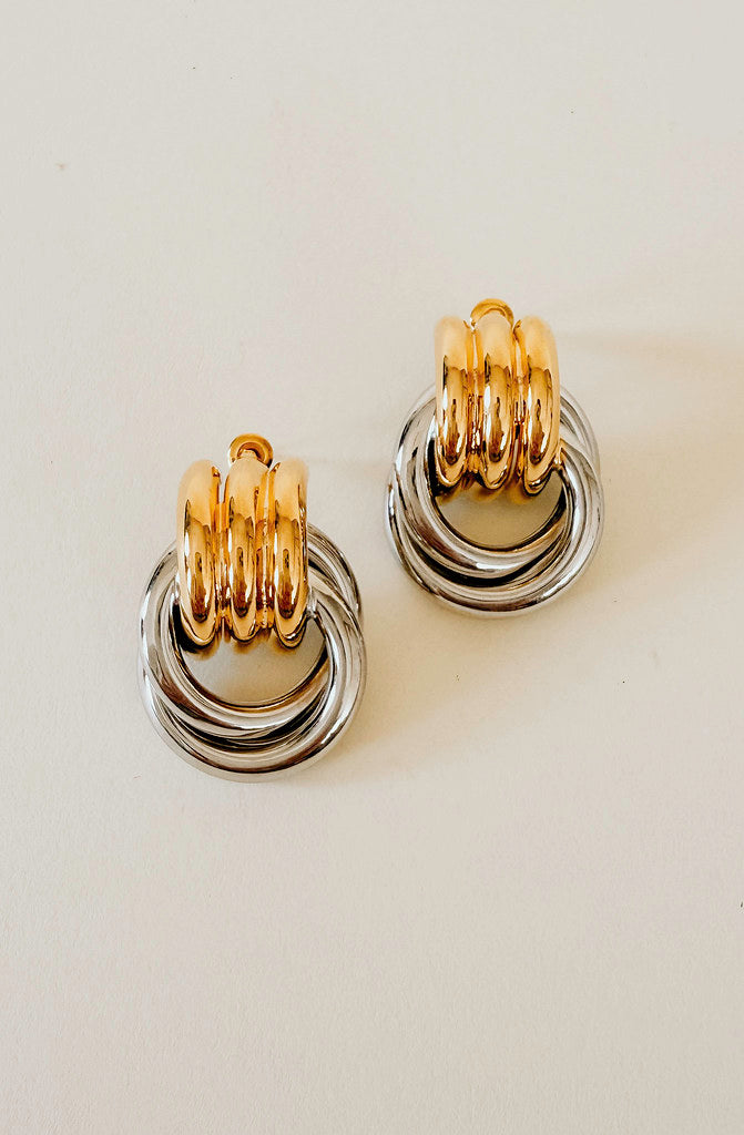 SHES THAT GIRL TWIST EARRING