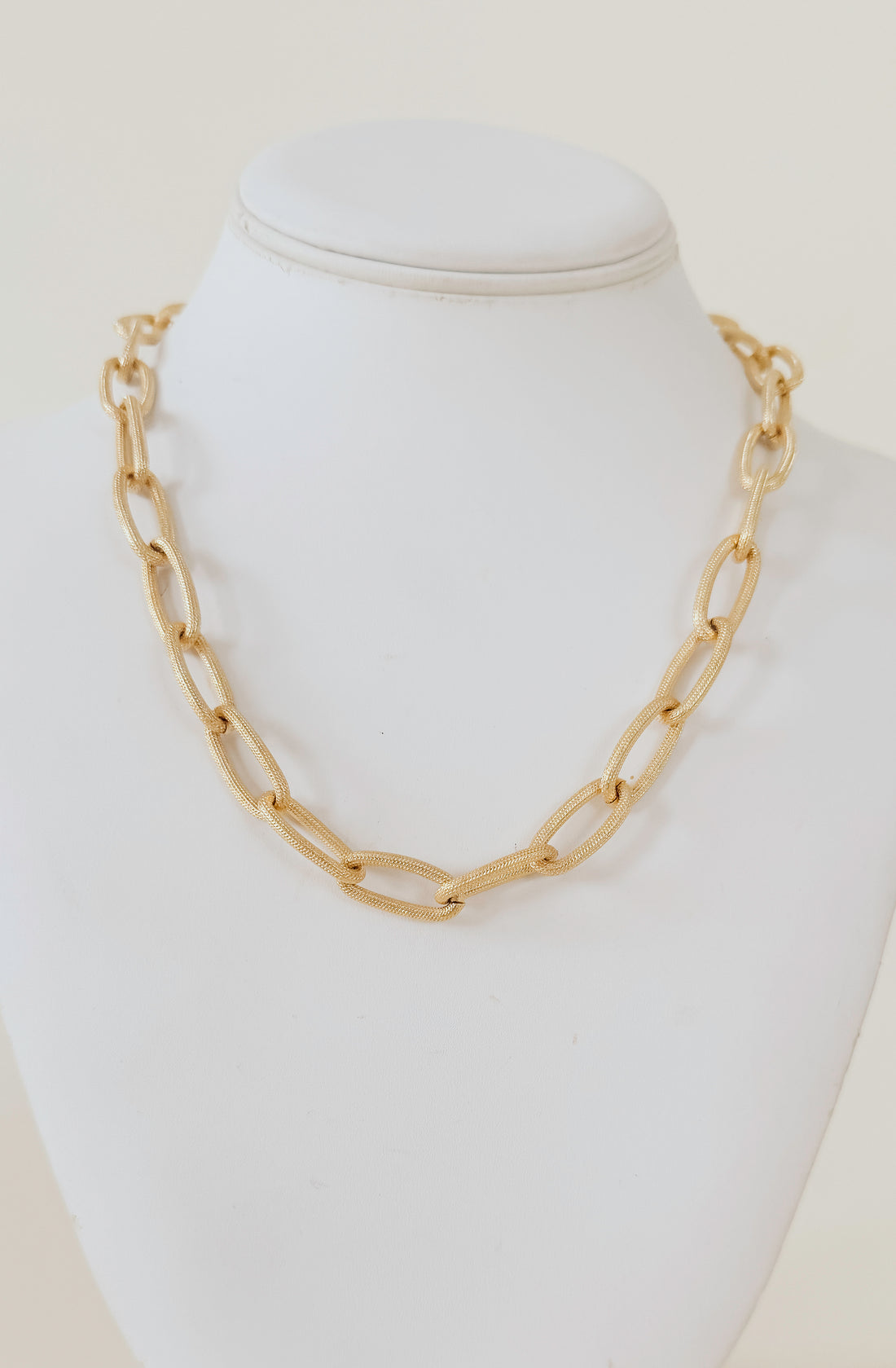 SUSAN SHAW OBLONG GOLD TOGGLE NECKLACE