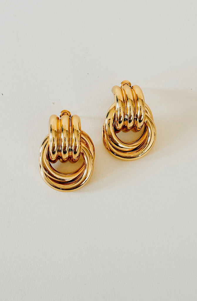 SHES THAT GIRL TWIST EARRING