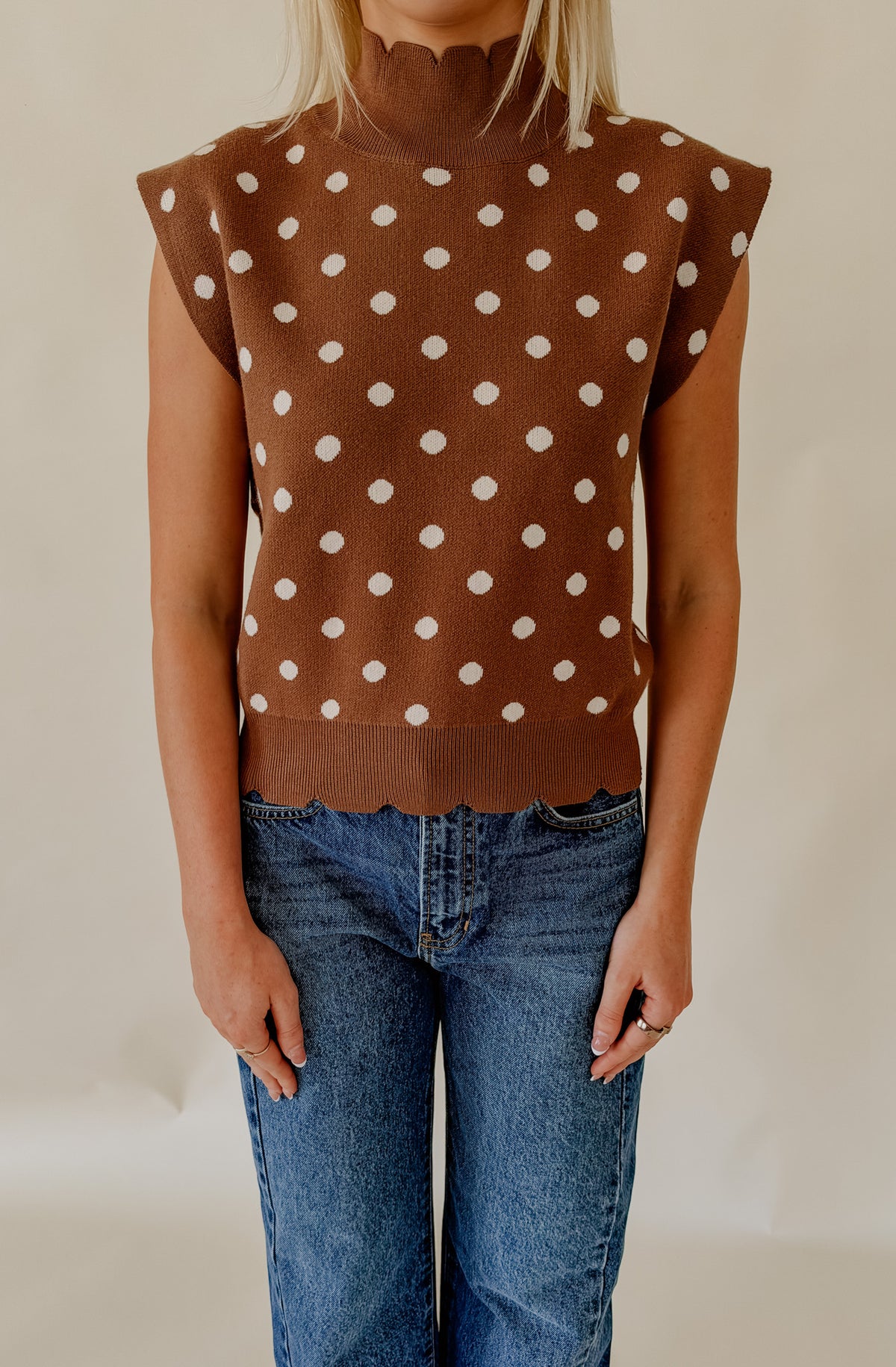 DOTTED SCALLOPED SWEATER TANK
