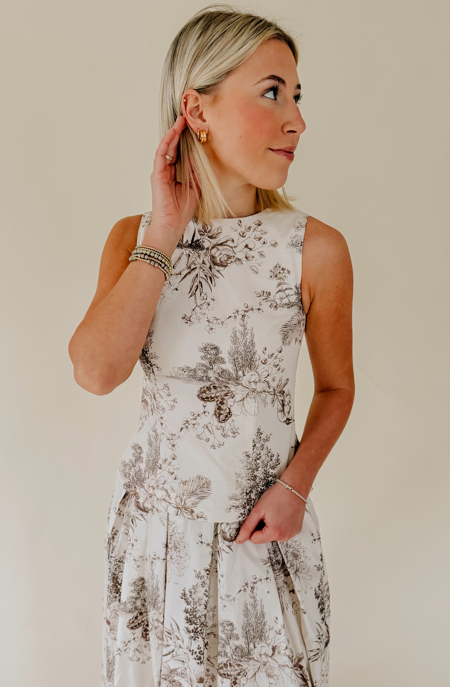 SPRING AHEAD FLORAL TOP