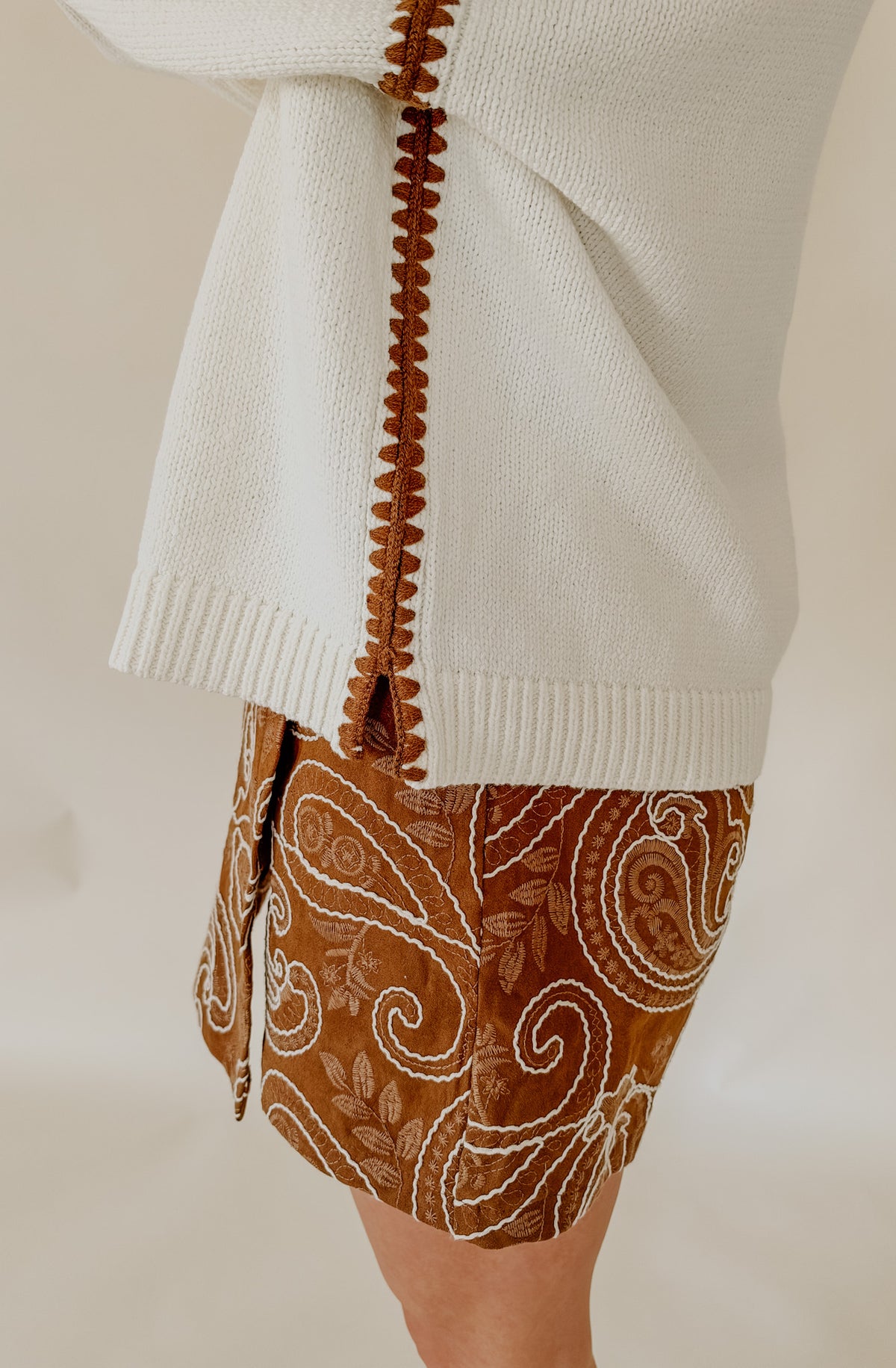 CONTRAST STITCH CREWNECK SWEATER