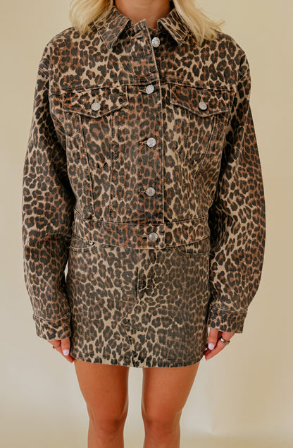 DAZE DEL MAR CROPPED TRUCKER JACKET IN COOL CAT